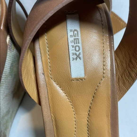Pre-Owned W/o Box GEOX D Victory B D42P5B Sz 38.5 Brown With Floral Canvas Wedge - Picture 9 of 11